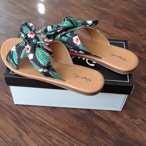 Black / Green Cute Sandals - Picture 2 of 6